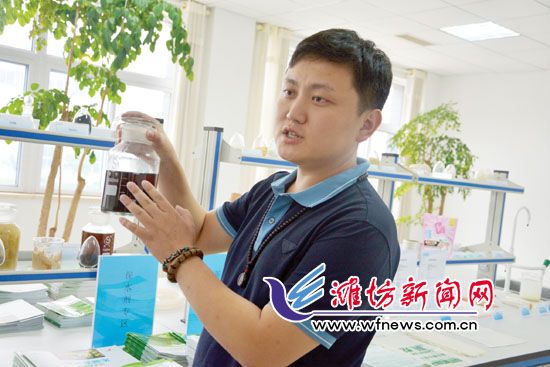 王曉凱正在介紹&ldquo;旱地寶&rdquo;的優(yōu)勢。